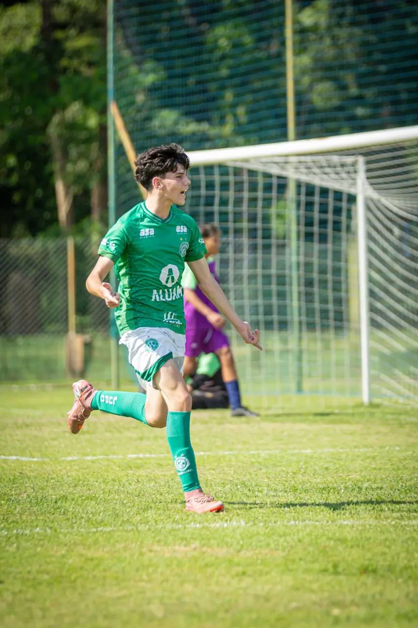 Thiago Cicala comemorando o gol decisivo da vitória no último minuto da final