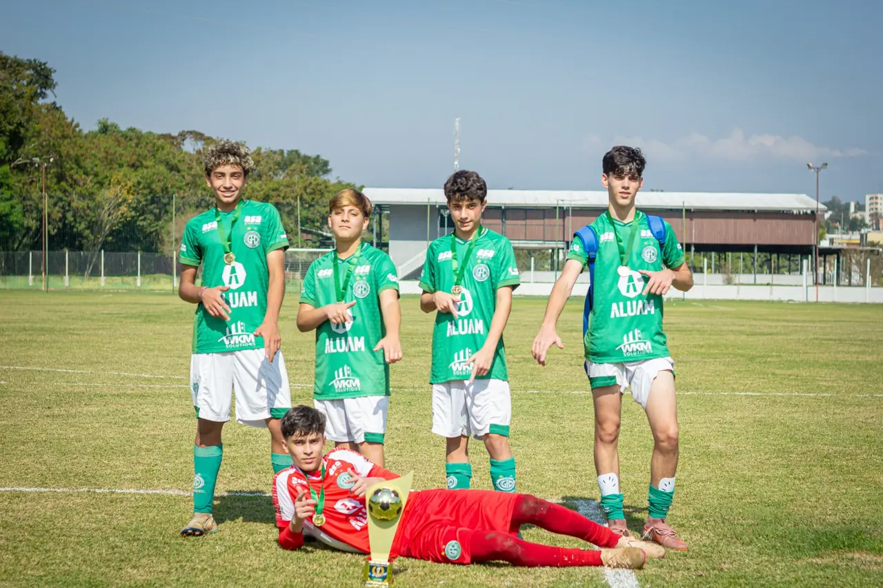 Thiago Cicala com companheiros do Guarani e o troféu do campeonato