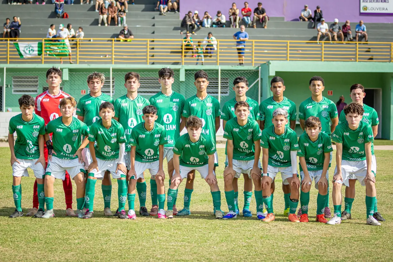 Equipe do Guarani reunida em campo antes da final