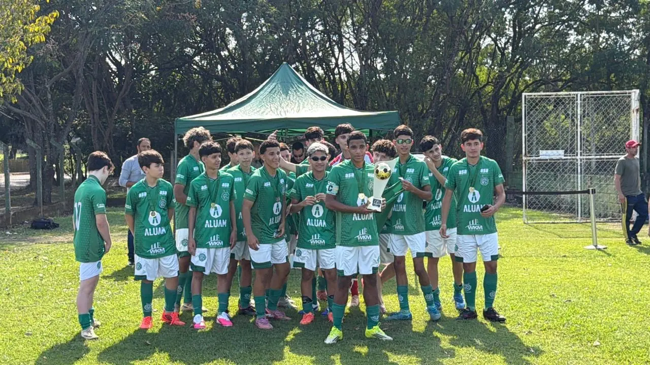 Equipe do Guarani reunida com o troféu após conquistar o campeonato