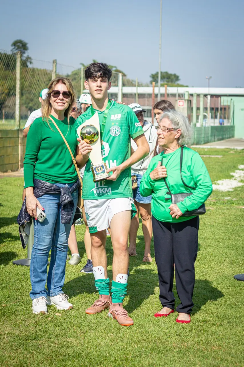 Thiago Cicala segurando o troféu após o título com o Guarani