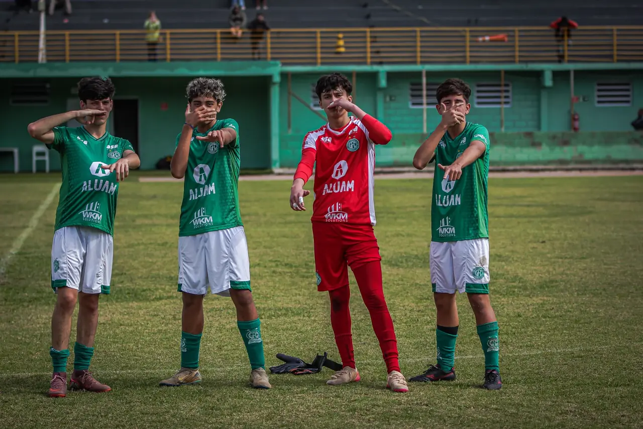 Thiago Cicala com companheiros do Guarani após a classificação para a final