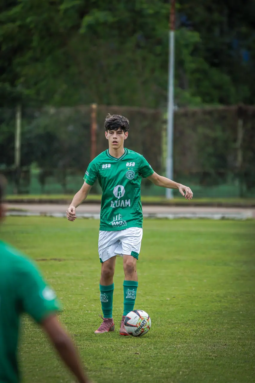 Thiago Cicala com a bola durante a semifinal pelo Guarani
