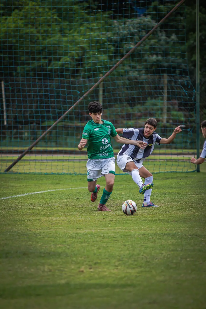 Thiago Cicala disputando a bola na semifinal do Campeonato Municipal de Louveira