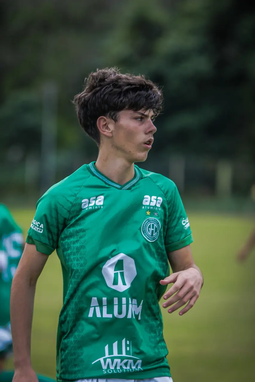 Retrato de Thiago Cicala em campo com a camisa do Guarani