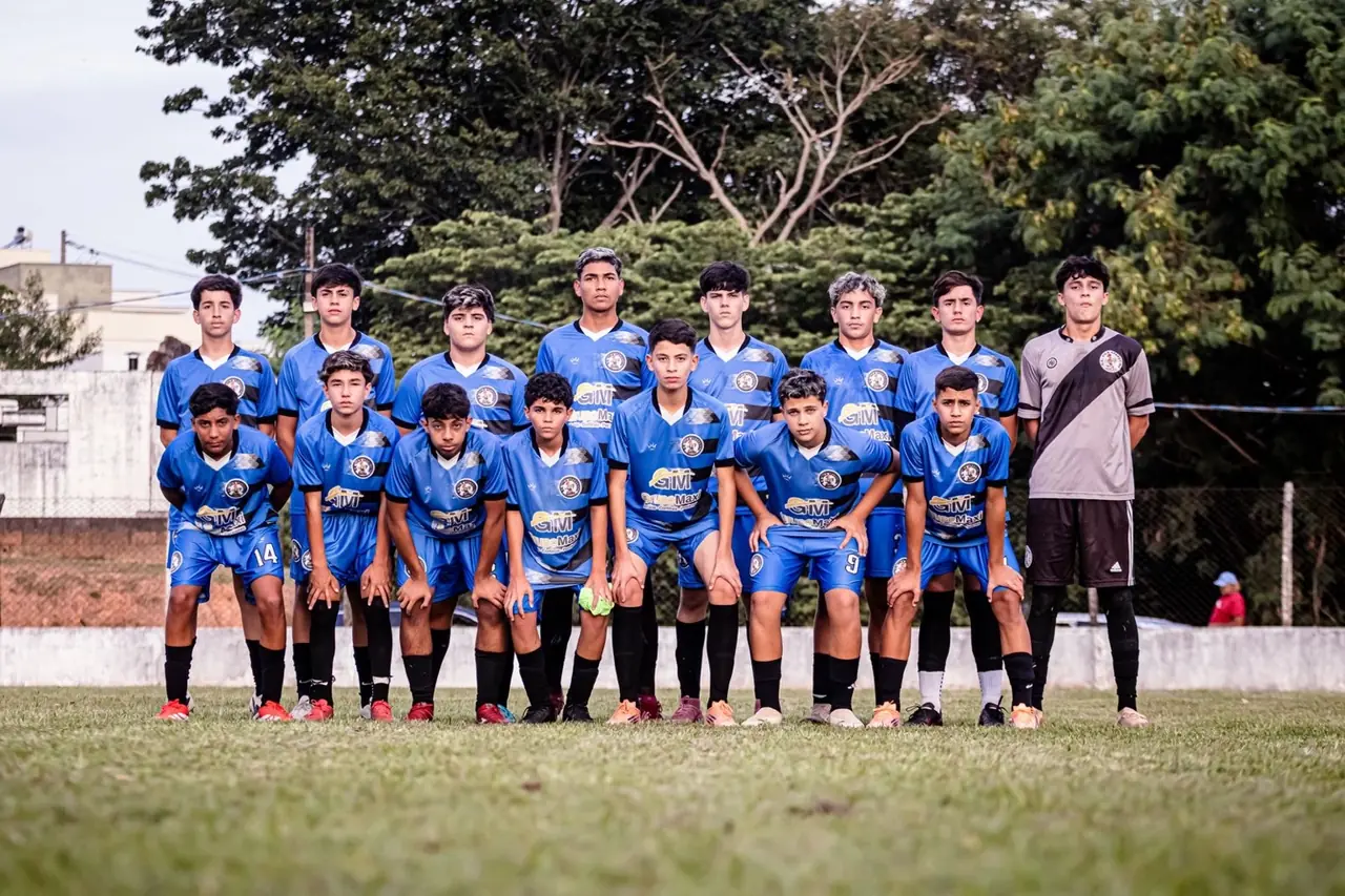Registro coletivo da equipe Lite Soccer em campo