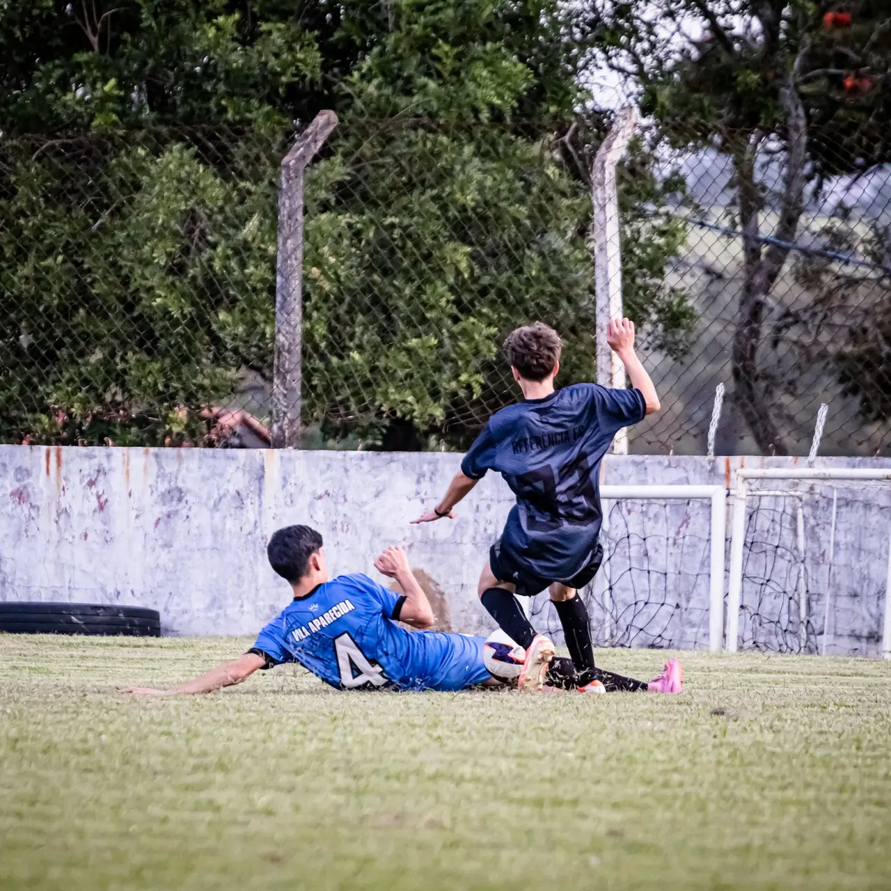 Thiago Cicala disputando a bola durante um jogo da Lite Soccer