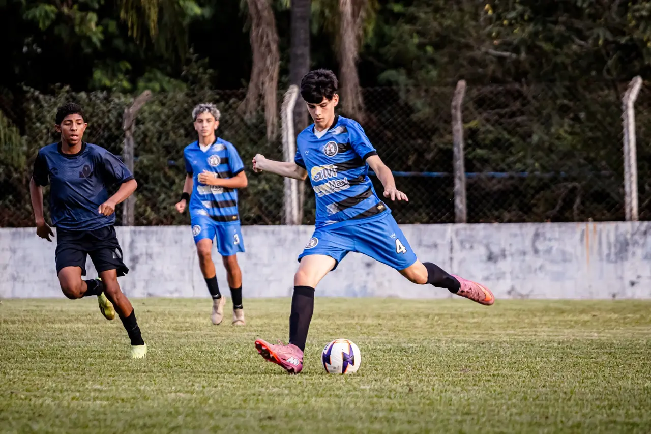 Thiago Cicala finalizando com o pé esquerdo em jogo pela Lite Soccer