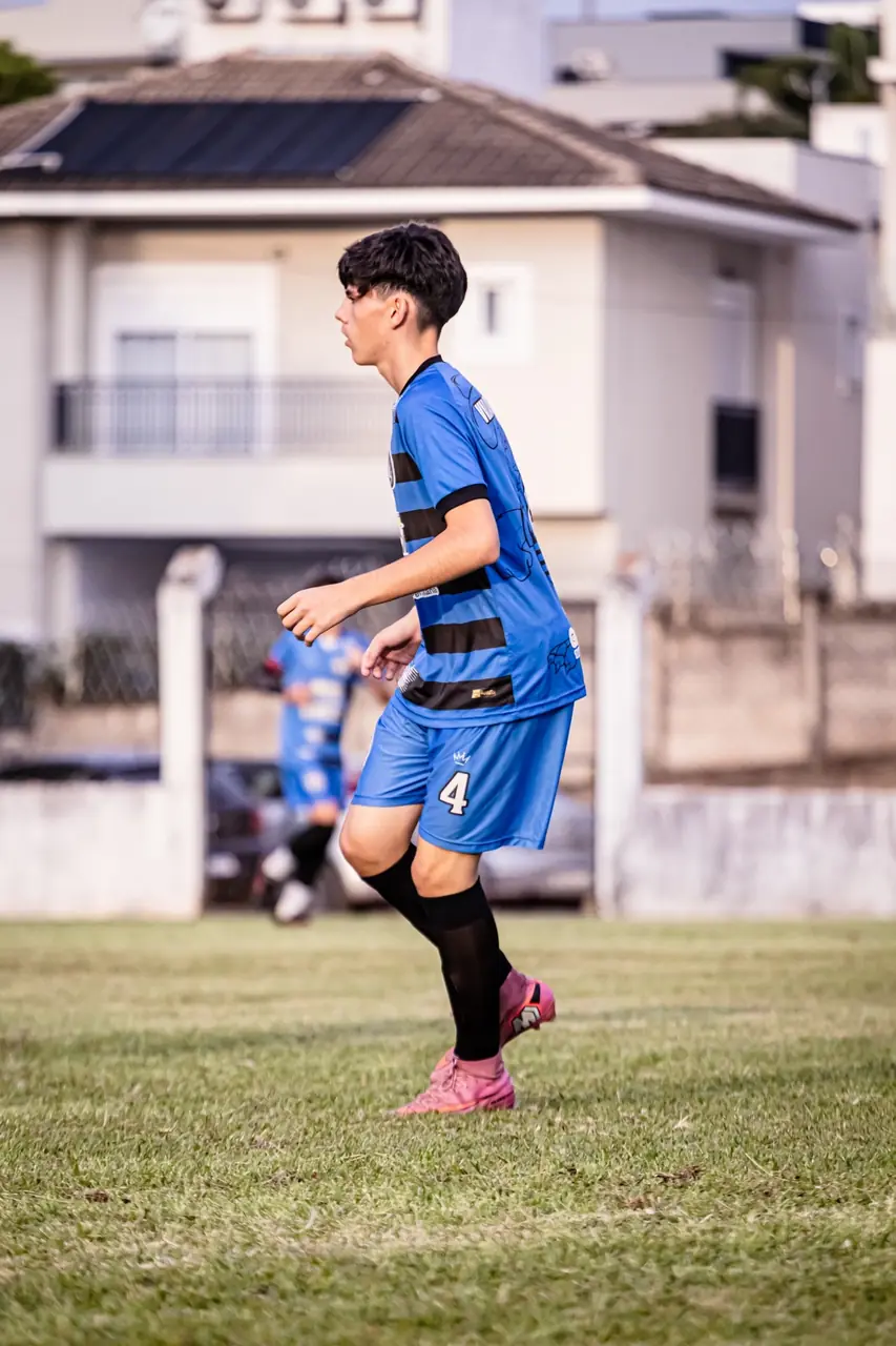 Thiago Cicala se posicionando em campo com o uniforme da Lite Soccer