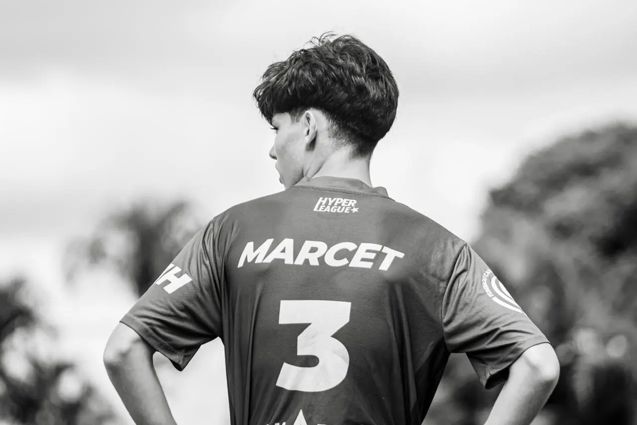 Thiago Cicala de costas com a camisa número 3 da Marcet