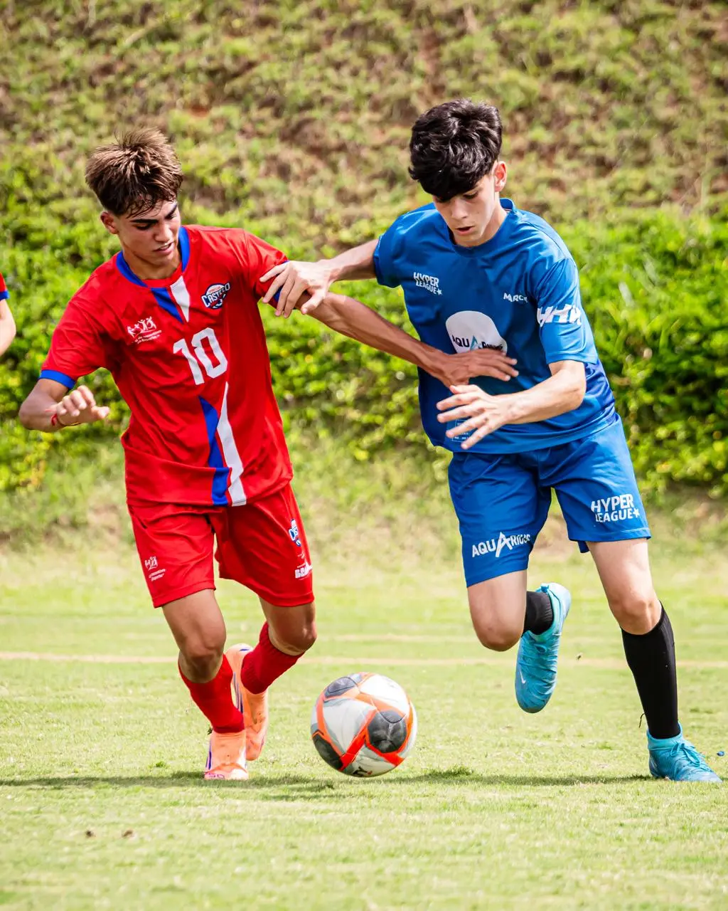 Thiago Cicala disputando a bola durante uma atividade esportiva da Marcet