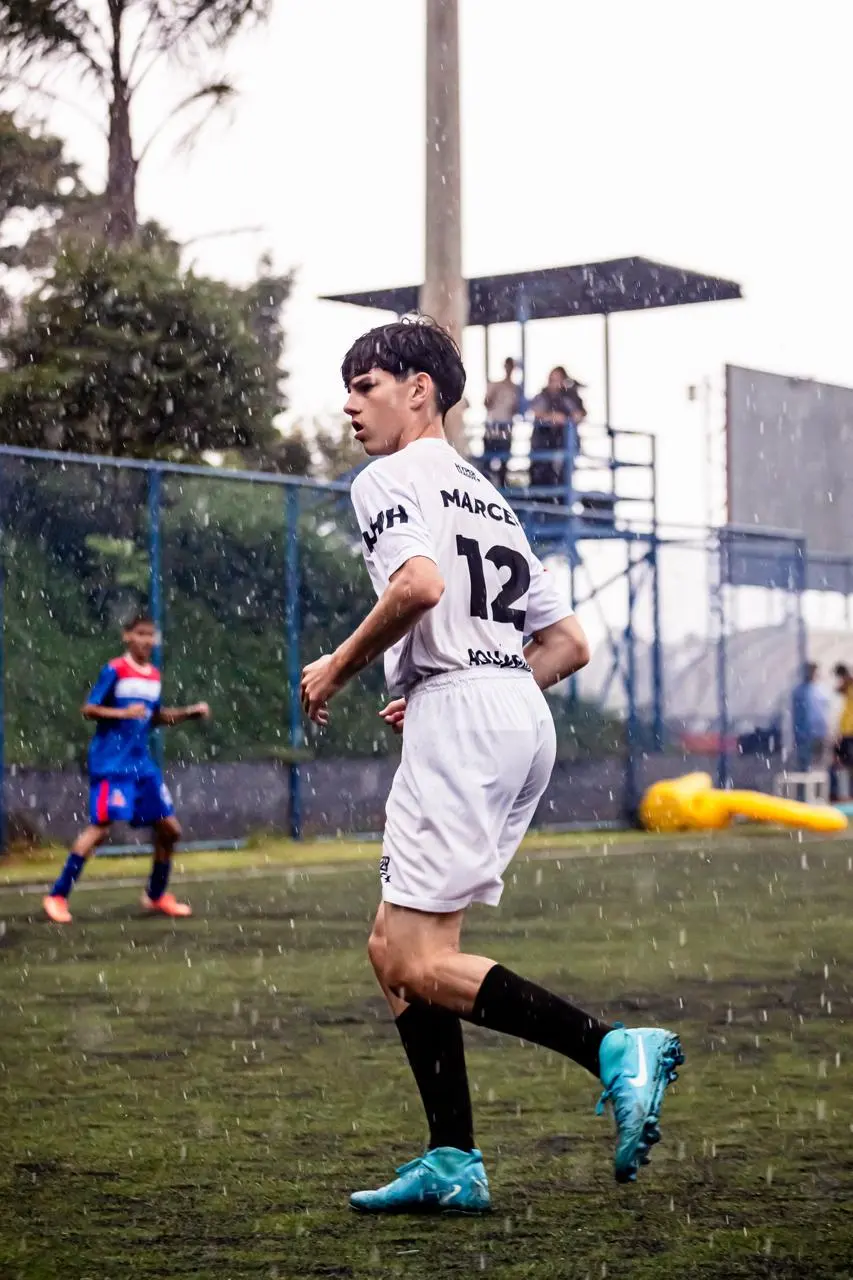 Thiago Cicala em campo sob chuva com uniforme da Marcet