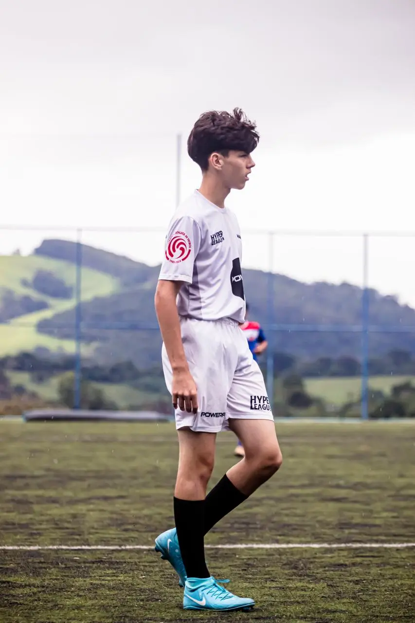 Thiago Cicala posicionado em campo durante atividade esportiva