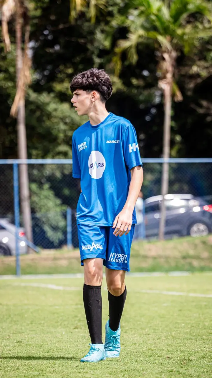 Thiago Cicala em campo com uniforme azul da Marcet