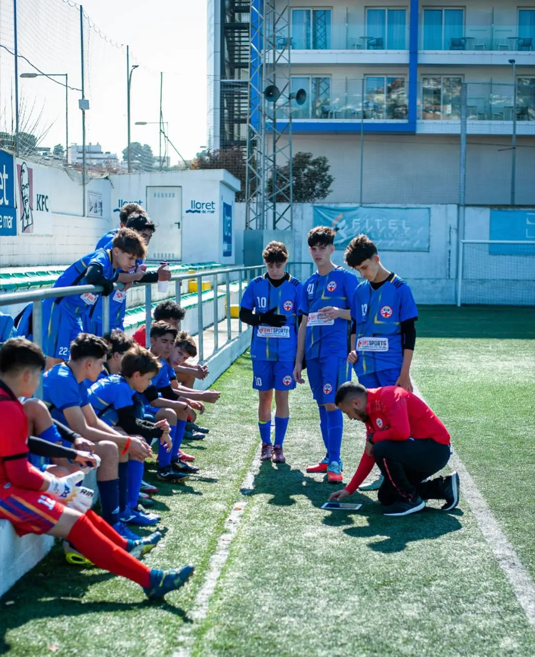 Thiago Cicala acompanhando orientação tática durante a MIC Football 2026