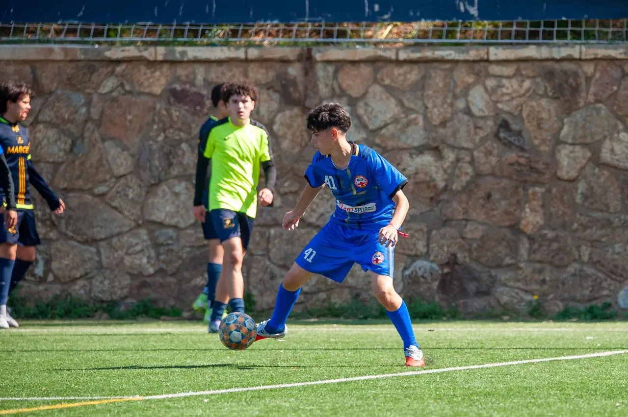Thiago Cicala posicionado para receber a bola durante a MIC Football 2026