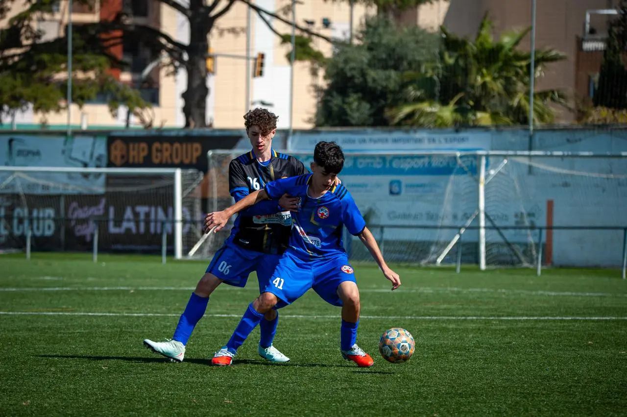 Thiago Cicala protegendo a bola durante uma partida da MIC Football 2026