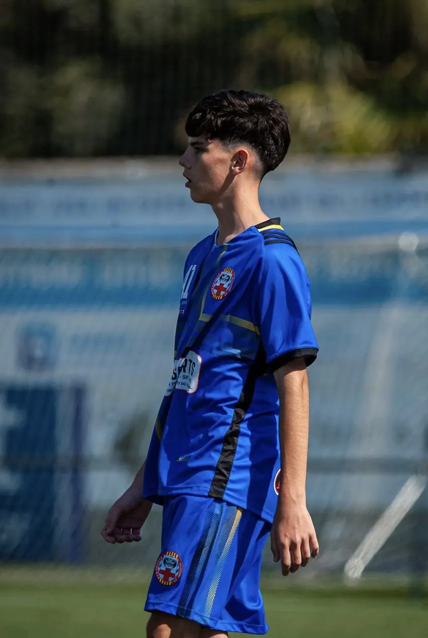 Thiago Cicala em campo com o uniforme utilizado na MIC Football 2026