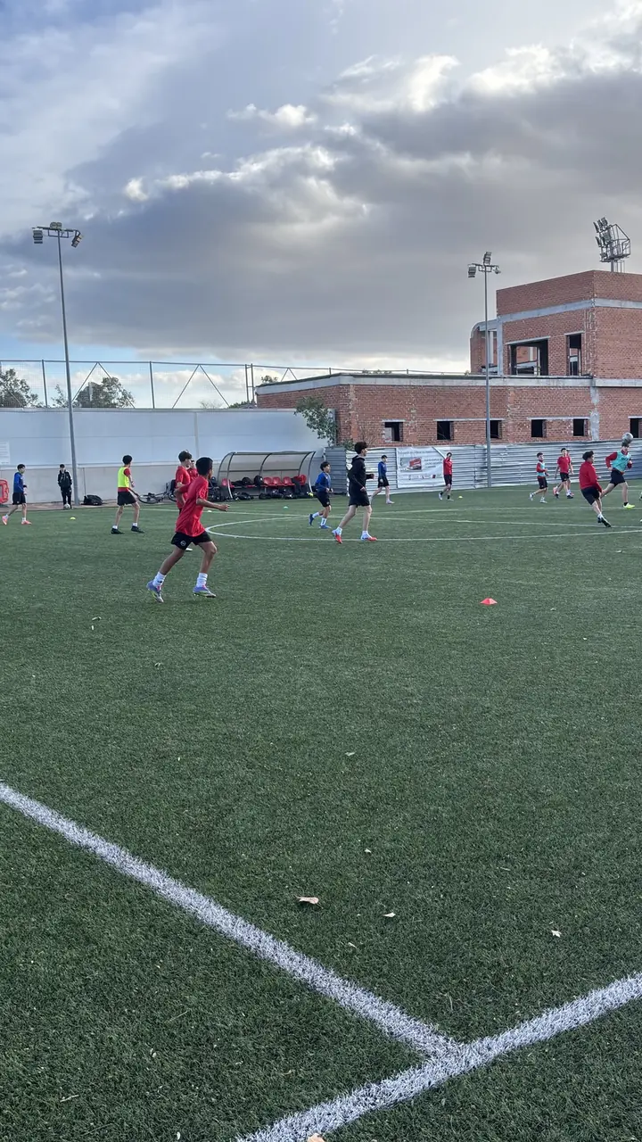 Atividade coletiva durante um treino do Mislata CF