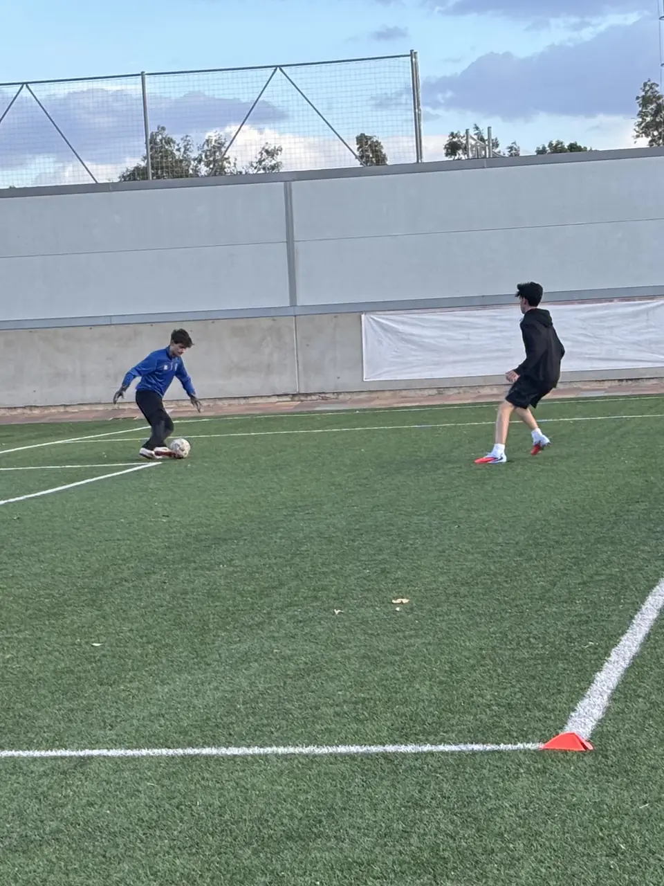 Thiago Cicala participando de um exercício com goleiro no treino do Mislata CF
