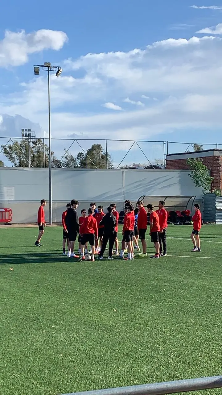 Grupo reunido em campo durante um treino do Mislata CF