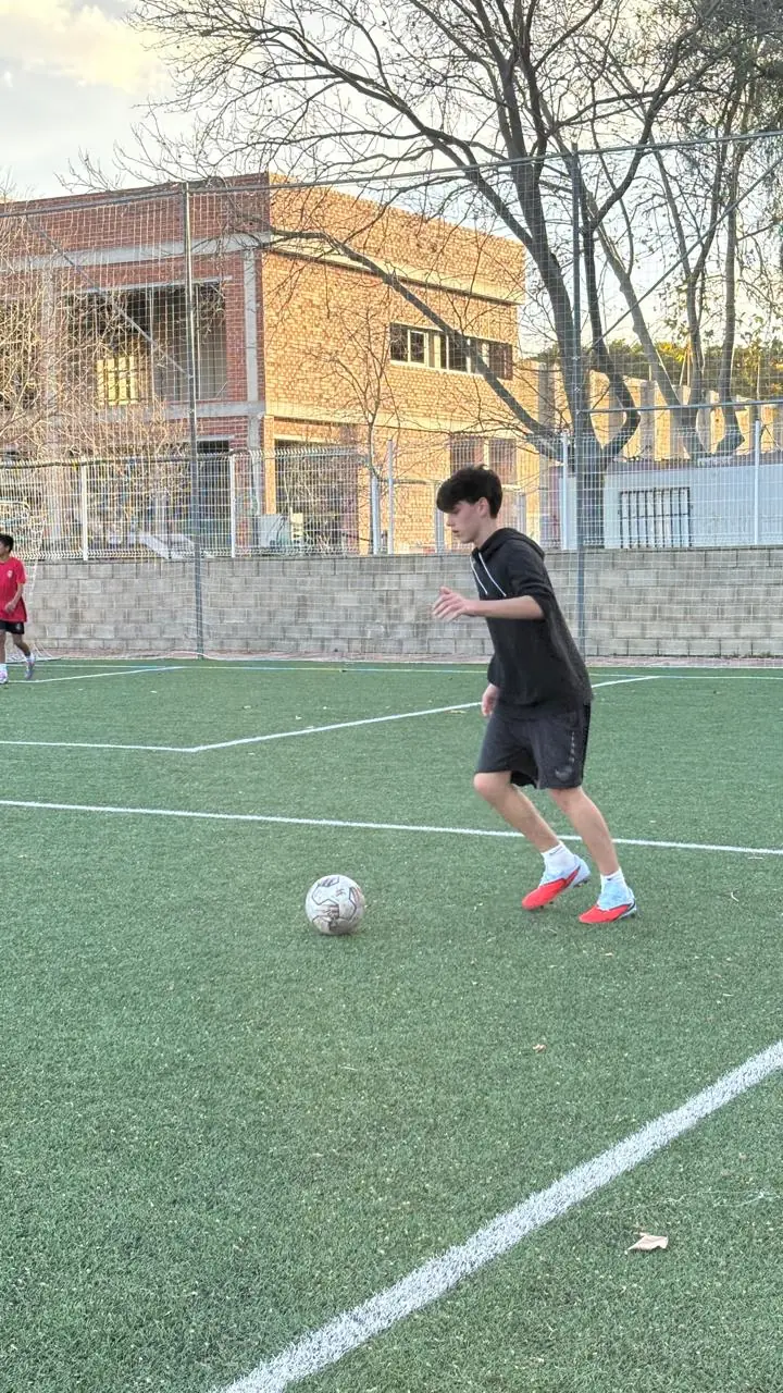 Thiago Cicala conduzindo a bola durante um treino com o Mislata CF
